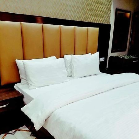 Diplomat Inn Karaczi Zewnętrze zdjęcie