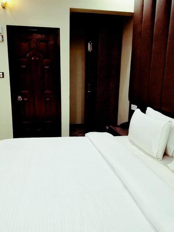 Diplomat Inn Karaczi Zewnętrze zdjęcie