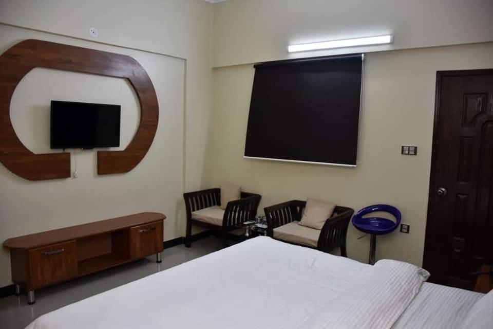 Diplomat Inn Karaczi Zewnętrze zdjęcie