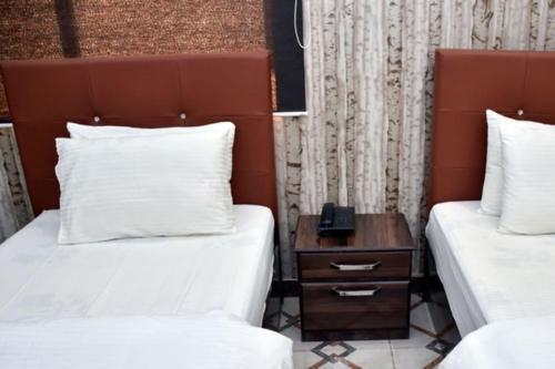 Diplomat Inn Karaczi Zewnętrze zdjęcie