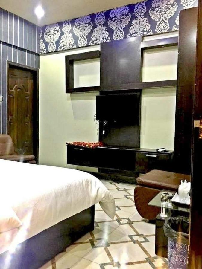 Diplomat Inn Karaczi Zewnętrze zdjęcie
