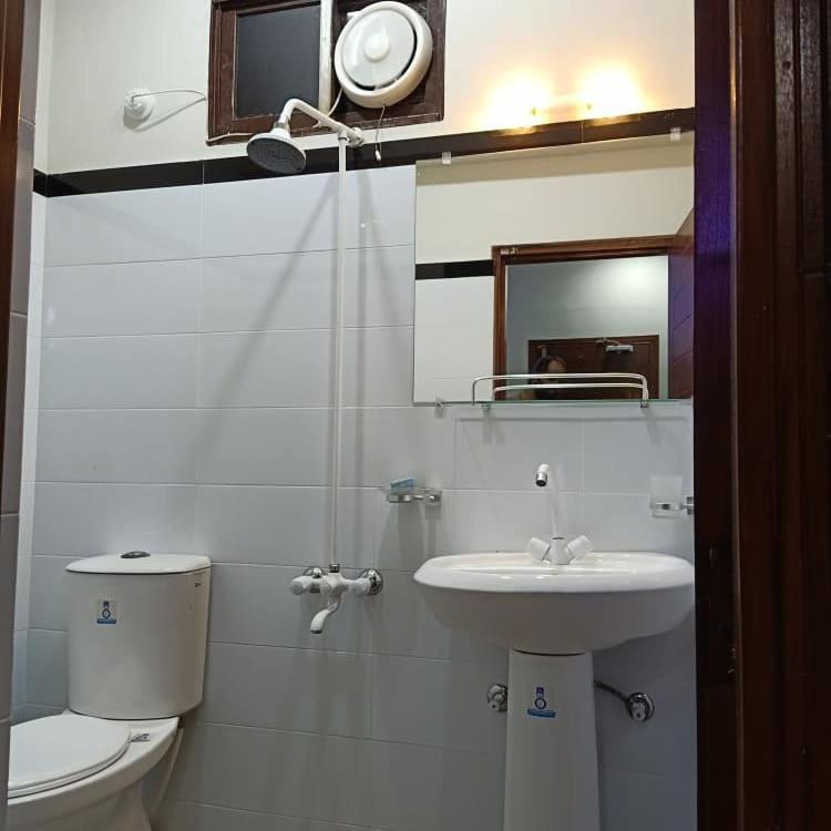 Diplomat Inn Karaczi Zewnętrze zdjęcie