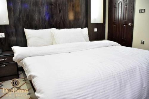 Diplomat Inn Karaczi Zewnętrze zdjęcie